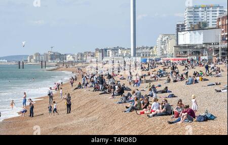 Brighton, UK. 18 avr, 2019. La plage de Brighton et le front sont emballés comme visiteurs commencer pour profiter du beau temps avec elle devrait se poursuivre au cours du week-end de Pâques avec les températures devraient atteindre plus de 20 degrés dans certaines régions du sud-est Crédit : Simon Dack/Alamy Live News Banque D'Images