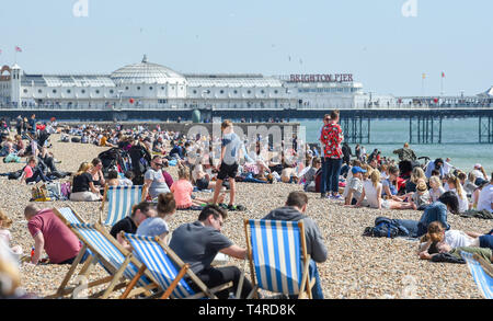 Brighton, UK. 18 avr, 2019. La plage de Brighton et le front sont emballés comme visiteurs commencer pour profiter du beau temps avec elle devrait se poursuivre au cours du week-end de Pâques avec les températures devraient atteindre plus de 20 degrés dans certaines régions du sud-est Crédit : Simon Dack/Alamy Live News Banque D'Images