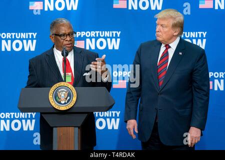 Président américain Donald Trump est à l'écoute le maire George Flaggs de Vicksburg, Mississippi, au cours de l'occasion de la Conférence de zone dans la cour du sud de l'Eisenhower Executive Office Building à la Maison Blanche le 17 avril 2019 à Washington, DC. Banque D'Images