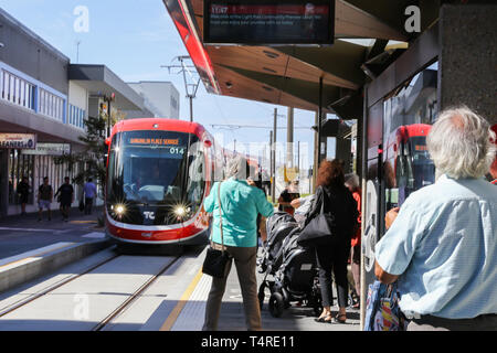 Canberra, Australie. 18 avr, 2019. Les journalistes et certains citoyens choisis attendre pour prendre la première sortie de la lumière à la gare ferroviaire de Gungahlin lieu à Canberra, Australie, le 18 avril 2019. Le tant attendu le train léger sur rail en Australie Canberra la capitale sera ouvert au public le samedi. Gungahlin reliant lieu dans le nord et Alinga Street dans le centre-ville, l'itinéraire s'étend sur environ 12 km, avec 13 arrêts. Le trajet dure 24 minutes. Credit : Zhang Xinxin/Xinhua/Alamy Live News Banque D'Images