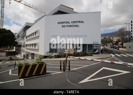 18 avril 2019, Portugal, Funchal (Madeira) : Vous pouvez voir l'Hôpital Central do Funchal. Ici les victimes d'accident de l'accident de bus ont été apportés, dans lequel 29 personnes sont mortes sur 17.04.2019 sur l'île de l'Atlantique portugais de Madère. D'après les observations précédentes, il y a probablement beaucoup de vacanciers allemands parmi les victimes. Photo : Frank Zagel/dpa Banque D'Images