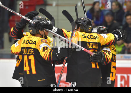 Joueurs allemands célébrer un but au cours de l'Euro Hockey Challenge match République tchèque contre l'Allemagne à Karlovy Vary, République tchèque, le 18 avril 2019. (CTK Photo/Slavomir Kubes) Banque D'Images