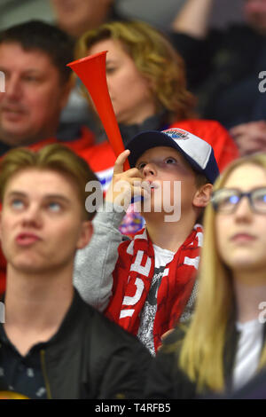 Ventilateur tchèque est perçu au cours de l'Euro Hockey Challenge match République tchèque contre l'Allemagne à Karlovy Vary, République tchèque, le 18 avril 2019. (CTK Photo/Slavomir Kubes) Banque D'Images