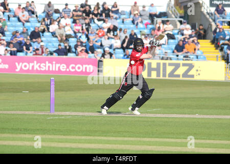 Leeds, UK. 17 avr, 2019. Arron Lilley hits 4 au cours de la BCE Royal London Simatai Cup match entre le Yorkshire CCC v Leicestershire LA CCC au terrain de cricket du Yorkshire, Leeds, Angleterre le 17 avril 2019. Photo de John Mallett. Usage éditorial uniquement, licence requise pour un usage commercial. Aucune utilisation de pari, de jeux ou d'un seul club/ligue/dvd publications. Credit : UK Sports Photos Ltd/Alamy Live News Banque D'Images