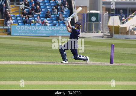 Leeds, UK. 17 avr, 2019. Gary Ballance hits un 6 sur le couvercle au cours de la BCE Royal London Simatai Cup match entre le Yorkshire CCC v Leicestershire LA CCC au terrain de cricket du Yorkshire, Leeds, Angleterre le 17 avril 2019. Photo de John Mallett. Usage éditorial uniquement, licence requise pour un usage commercial. Aucune utilisation de pari, de jeux ou d'un seul club/ligue/dvd publications. Credit : UK Sports Photos Ltd/Alamy Live News Banque D'Images