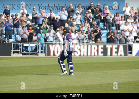 Leeds, UK. 17 avr, 2019. Ballance reçoit une ovation debout pour sa 152 comme il quitte le terrain au cours de la BCE Royal London Simatai Cup match entre le Yorkshire CCC v Leicestershire LA CCC au terrain de cricket du Yorkshire, Leeds, Angleterre le 17 avril 2019. Photo de John Mallett. Usage éditorial uniquement, licence requise pour un usage commercial. Aucune utilisation de pari, de jeux ou d'un seul club/ligue/dvd publications. Credit : UK Sports Photos Ltd/Alamy Live News Banque D'Images