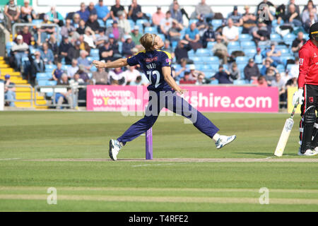 Leeds, UK. 17 avr, 2019. David Willey bowling au cours de la BCE Royal London Simatai Cup match entre le Yorkshire CCC v Leicestershire LA CCC au terrain de cricket du Yorkshire, Leeds, Angleterre le 17 avril 2019. Photo de John Mallett. Usage éditorial uniquement, licence requise pour un usage commercial. Aucune utilisation de pari, de jeux ou d'un seul club/ligue/dvd publications. Credit : UK Sports Photos Ltd/Alamy Live News Banque D'Images