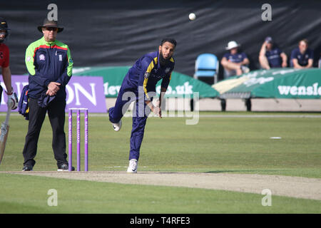 Leeds, UK. 17 avr, 2019. Adil Rashid de hiboux au cours de la BCE Royal London Simatai Cup match entre le Yorkshire CCC v Leicestershire LA CCC au terrain de cricket du Yorkshire, Leeds, Angleterre le 17 avril 2019. Photo de John Mallett. Usage éditorial uniquement, licence requise pour un usage commercial. Aucune utilisation de pari, de jeux ou d'un seul club/ligue/dvd publications. Credit : UK Sports Photos Ltd/Alamy Live News Banque D'Images