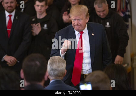 Washington, District de Columbia, Etats-Unis. 18 avr, 2019. Le Président des Etats-Unis, Donald J. Trump pompes poing applaudir après un ancien combattant de la Seconde Guerre mondiale qui a été blessé au cours d'Iwo Jima à la Wounded Warrior Project Ride Soldat événement à la Maison Blanche à Washington, DC Le 18 avril 2019. Photographe : Stefani Reynolds/CNP Crédit : Stefani Reynolds/CNP/ZUMA/Alamy Fil Live News Banque D'Images