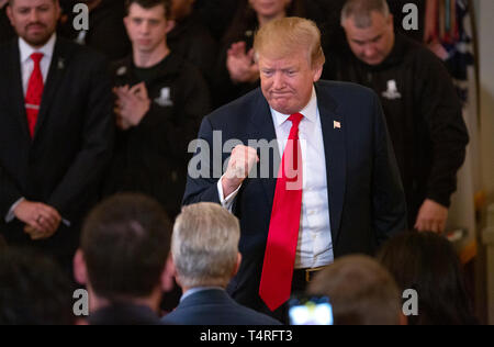 Washington, États-Unis d'Amérique. 18 avr, 2019. Le Président des Etats-Unis, Donald J. Trump pompes poing applaudir après un ancien combattant de la Seconde Guerre mondiale qui a été blessé au cours d'Iwo Jima à la Wounded Warrior Project Ride Soldat événement à la Maison Blanche à Washington, DC Le 18 avril 2019. Photographe : Stefani Reynolds/CNP Crédit dans le monde entier | conditions : dpa/Alamy Live News Banque D'Images