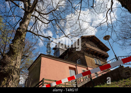 Schmilka, Allemagne. 18 avr, 2019. Le chemin de la tour d'observation est bloqué avec ruban de signalisation rouge et blanc. Les prochains week-end de Pâques devrait voir un grand afflux de visiteurs de la tour d'observation sur la grande montagne hivernale en Schmilka près de Bad Schandau. Cependant les querelles autour de la fermeture de la restauration sur la grande montagne d'hiver comme le veut la tradition le restaurant sont un sujet, de sorte que maintenant un street kitchen est de créer des recours. Crédit : Daniel Schäfer/dpa/Alamy Live News Banque D'Images