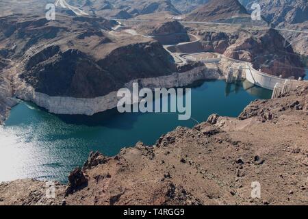 Boulder City, Nevada, USA. 23 Oct, 2015. Les eaux du lac Mead bas vu d'en haut dans cette vue aérienne par hélicoptère. Années de sécheresse implacable drainent un grand réservoir d'eau entre le Nevada et l'Arizona. Le niveau d'eau du lac Mead a diminué d'environ 120 pieds (37 mètres) d'où l'eau atteint il y a 15 ans, le 6 juillet 2000. Le lac Mead n'est pas étranger à la sécheresse. Le lac artificiel frapper plus faible que la moyenne des niveaux d'eau dans le milieu des années 1950 et au milieu des années 1960, et la raréfaction actuelle fait partie d'une décennie de tendance. Le lac Mead est faible niveau actuel n'a pas été enregistrée depuis les années 1930, lorsque t Banque D'Images