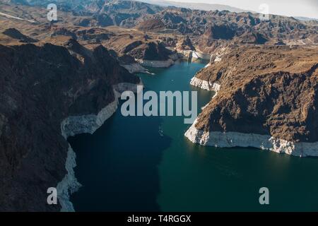 Boulder City, Nevada, USA. 23 Oct, 2015. Les eaux du lac Mead bas vu d'en haut dans cette vue aérienne par hélicoptère. Années de sécheresse implacable drainent un grand réservoir d'eau entre le Nevada et l'Arizona. Le niveau d'eau du lac Mead a diminué d'environ 120 pieds (37 mètres) d'où l'eau atteint il y a 15 ans, le 6 juillet 2000. Le lac Mead n'est pas étranger à la sécheresse. Le lac artificiel frapper plus faible que la moyenne des niveaux d'eau dans le milieu des années 1950 et au milieu des années 1960, et la raréfaction actuelle fait partie d'une décennie de tendance. Le lac Mead est faible niveau actuel n'a pas été enregistrée depuis les années 1930, lorsque t Banque D'Images