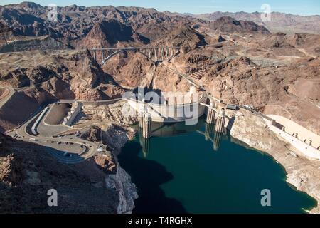 Boulder City, Nevada, USA. 23 Oct, 2015. Les eaux du lac Mead bas vu d'en haut dans cette vue aérienne par hélicoptère. Années de sécheresse implacable drainent un grand réservoir d'eau entre le Nevada et l'Arizona. Le niveau d'eau du lac Mead a diminué d'environ 120 pieds (37 mètres) d'où l'eau atteint il y a 15 ans, le 6 juillet 2000. Le lac Mead n'est pas étranger à la sécheresse. Le lac artificiel frapper plus faible que la moyenne des niveaux d'eau dans le milieu des années 1950 et au milieu des années 1960, et la raréfaction actuelle fait partie d'une décennie de tendance. Le lac Mead est faible niveau actuel n'a pas été enregistrée depuis les années 1930, lorsque t Banque D'Images