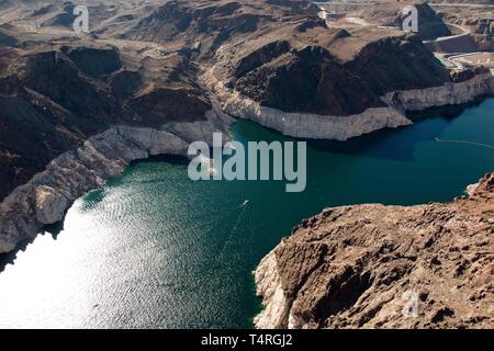 Boulder City, Nevada, USA. 23 Oct, 2015. Les eaux du lac Mead bas vu d'en haut dans cette vue aérienne par hélicoptère. Années de sécheresse implacable drainent un grand réservoir d'eau entre le Nevada et l'Arizona. Le niveau d'eau du lac Mead a diminué d'environ 120 pieds (37 mètres) d'où l'eau atteint il y a 15 ans, le 6 juillet 2000. Le lac Mead n'est pas étranger à la sécheresse. Le lac artificiel frapper plus faible que la moyenne des niveaux d'eau dans le milieu des années 1950 et au milieu des années 1960, et la raréfaction actuelle fait partie d'une décennie de tendance. Le lac Mead est faible niveau actuel n'a pas été enregistrée depuis les années 1930, lorsque t Banque D'Images