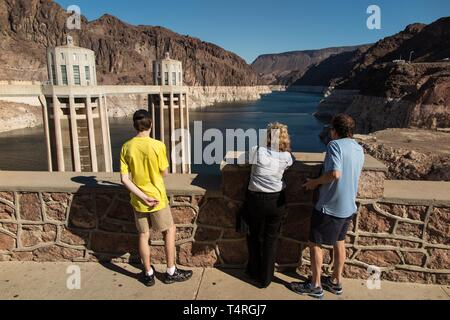 Boulder City, Nevada, USA. 23 Oct, 2015. Les touristes voir les eaux du lac Mead faible vu depuis le barrage Hoover. Années de sécheresse implacable drainent un grand réservoir d'eau entre le Nevada et l'Arizona. Le niveau d'eau du lac Mead a diminué d'environ 120 pieds (37 mètres) d'où l'eau atteint il y a 15 ans, le 6 juillet 2000. Le lac Mead n'est pas étranger à la sécheresse. Le lac artificiel frapper plus faible que la moyenne des niveaux d'eau dans le milieu des années 1950 et au milieu des années 1960, et la raréfaction actuelle fait partie d'une décennie de tendance. Le lac Mead est faible niveau actuel n'a pas été enregistrée depuis les années 1930, lorsque le lac Banque D'Images