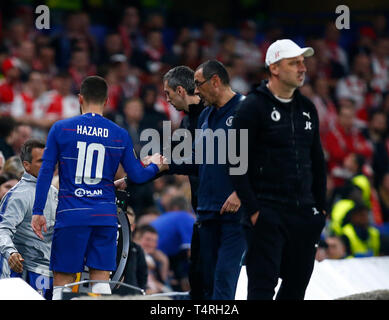 Londres, Royaume-Uni. 18 avr, 2019. Londres, Angleterre - 19 avril : Chelsea's Eden Hazard shanks mains avec Chelsea manager Maurizio Sarri au cours de l'UAFA Europa League quart de finale deuxième manche entre Chelsea et le Slavia Prague au stade de Stamford Bridge, Londres, Angleterre le 19 avril 2019. Action Crédit : Foto Sport/Alamy Live News Banque D'Images