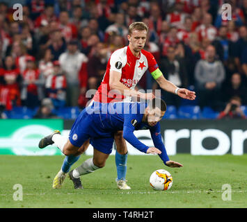 Londres, Royaume-Uni. 18 avr, 2019. Londres, Angleterre - 19 avril : Chelsea's Eden Hazard est abordé byTomas Soucek de SK Slavia Prague au cours de l'UAFA Europa League quart de finale deuxième manche entre Chelsea et le Slavia Prague au stade de Stamford Bridge, Londres, Angleterre le 19 avril 2019. Action Crédit : Foto Sport/Alamy Live News Banque D'Images