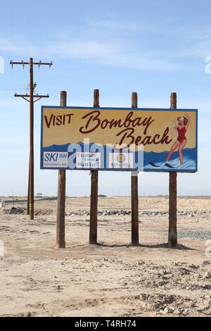 Bombay Beach, Californie, USA. 11Th Feb 2016. Style des années 1950 panneau publicitaire pour Bombay Beach. Bombay Beach est une ville située dans la région de Imperial County, Californie du Sud. Il est situé sur le lac Salton et communautaire est le plus bas en Amérique, situé à 223 pieds (68 m) au-dessous du niveau de la mer. La population était de 295 au recensement de 2010. La Salton Sea est une solution saline, peu profond, le lac du rift endoréique situé directement sur la faille de San Andreas, principalement dans le sud de la Californie et de l'empire des vallées Coachella. Le point le plus profond de la mer est de 5 pi (1,5 m) plus haut que le point le plus bas de la vallée de la mort. L Banque D'Images