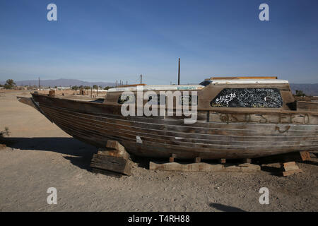 Bombay Beach, Californie, USA. 11Th Feb 2016. Couverts de graffitis bâtiments vides au bord de l'eau avant de Bombay Beach. Bombay Beach est une ville située dans la région de Imperial County, Californie du Sud. Il est situé sur le lac Salton et communautaire est le plus bas en Amérique, situé à 223 pieds (68 m) au-dessous du niveau de la mer. La population était de 295 au recensement de 2010. La Salton Sea est une solution saline, peu profond, le lac du rift endoréique situé directement sur la faille de San Andreas, principalement dans le sud de la Californie et de l'empire des vallées Coachella. Le point le plus profond de la mer est de 5 pi (1,5 m) plus élevé que la plus faible po Banque D'Images