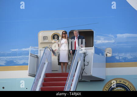 West Palm Beach, Floride, USA. 18 avril, 2019. Le président américain, Donald Trump, avec son épouse, Première Dame Melania Trump greet partisans qu'ils arrivent sur l'Air Force One à l'Aéroport International de Palm Beach pour passer des week-end de Pâques à Mar-a-Lago resort , un peu plus tôt dans la journée Trump déclaré la victoire après la libération du rapport Mueller le 18 avril 2019 à West Palm Beach, en Floride. People : Le président Donald Trump, Melania Trump Banque D'Images