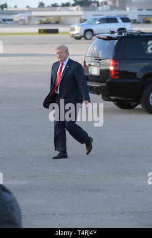 West Palm Beach, Floride, USA. 18 avril, 2019. Le président américain, Donald Trump, avec son épouse, Première Dame Melania Trump greet partisans qu'ils arrivent sur l'Air Force One à l'Aéroport International de Palm Beach pour passer des week-end de Pâques à Mar-a-Lago resort , un peu plus tôt dans la journée Trump déclaré la victoire après la libération du rapport Mueller le 18 avril 2019 à West Palm Beach, en Floride. People : Le président Donald Trump, Melania Trump Banque D'Images