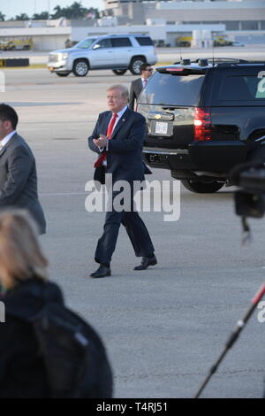 West Palm Beach, Floride, USA. 18 avril, 2019. Le président américain, Donald Trump, avec son épouse, Première Dame Melania Trump greet partisans qu'ils arrivent sur l'Air Force One à l'Aéroport International de Palm Beach pour passer des week-end de Pâques à Mar-a-Lago resort , un peu plus tôt dans la journée Trump déclaré la victoire après la libération du rapport Mueller le 18 avril 2019 à West Palm Beach, en Floride. People : Le président Donald Trump, Melania Trump Banque D'Images