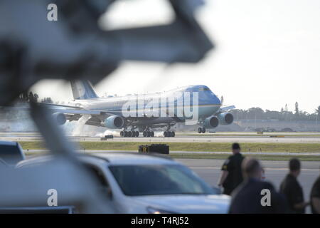 West Palm Beach, Floride, USA. 18 avril, 2019. Le président américain, Donald Trump, avec son épouse, Première Dame Melania Trump greet partisans qu'ils arrivent sur l'Air Force One à l'Aéroport International de Palm Beach pour passer des week-end de Pâques à Mar-a-Lago resort , un peu plus tôt dans la journée Trump déclaré la victoire après la libération du rapport Mueller le 18 avril 2019 à West Palm Beach, en Floride. People : Le président Donald Trump, Melania Trump Banque D'Images