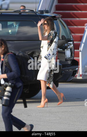 West Palm Beach, Floride, USA. 18 avril, 2019. Le président américain, Donald Trump, avec son épouse, Première Dame Melania Trump greet partisans qu'ils arrivent sur l'Air Force One à l'Aéroport International de Palm Beach pour passer des week-end de Pâques à Mar-a-Lago resort , un peu plus tôt dans la journée Trump déclaré la victoire après la libération du rapport Mueller le 18 avril 2019 à West Palm Beach, en Floride. People : Le président Donald Trump, Melania Trump Banque D'Images