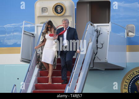 West Palm Beach, Floride, USA. 18 avril, 2019. Le président américain, Donald Trump, avec son épouse, Première Dame Melania Trump greet partisans qu'ils arrivent sur l'Air Force One à l'Aéroport International de Palm Beach pour passer des week-end de Pâques à Mar-a-Lago resort , un peu plus tôt dans la journée Trump déclaré la victoire après la libération du rapport Mueller le 18 avril 2019 à West Palm Beach, en Floride. People : Le président Donald Trump, Melania Trump Banque D'Images