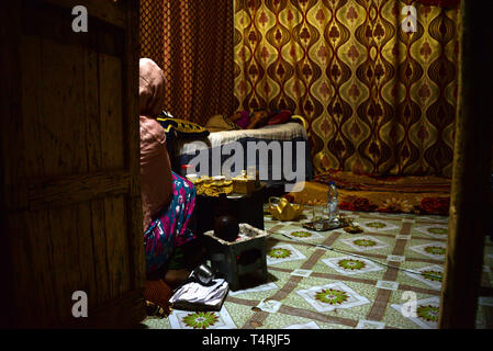 Khartoum, Soudan. 10 Nov, 2018. Fatima s'assied sur le plancher de sa chambre à Khartoum, qu'elle partage avec ses deux filles. Fatima n'est pas son vrai nom, elle ne veut pas l'utiliser pour des raisons de sécurité. La famille a fui du gouvernement répressif de l'Érythrée au Soudan et l'espoir d'un avenir en Europe. Après le coup d'État au Soudan, le pays est en plein bouleversement. Si la stabilité ou le chaos va suivre n'est pas encore clair. (Sur 'Migration au Soudan : l'UE a conclu un pacte avec le diable ?") Credit : Gioia Forster/dpa/Alamy Live News Banque D'Images