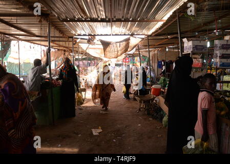 Khartoum, Soudan. 10 Nov, 2018. Un marché d'une partie de Khartoum. De nombreux réfugiés et autres migrants vivent ici, principalement à partir de l'Érythrée et l'Éthiopie. Après le coup d'État au Soudan, le pays est en plein bouleversement. Si la stabilité ou le chaos va suivre n'est pas encore clair. (Sur 'Migration au Soudan : l'UE a conclu un pacte avec le diable ?") Credit : Gioia Forster/dpa/Alamy Live News Banque D'Images