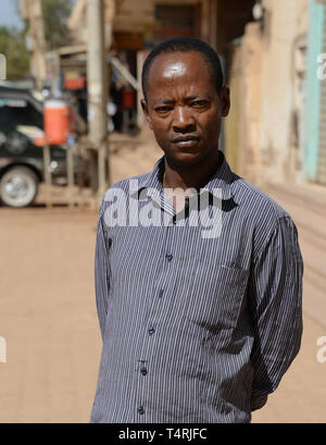 Khartoum, Soudan. 10 Nov, 2018. Ali Ahmed Jamal Jehad se trouve en face d'un immeuble de bureaux où il travaille comme une sorte de concierge. Jehad vient de l'Éthiopie et le Soudan s'il y a environ dix ans dans l'espoir de se rendre en Libye et à l'Europe. Après le coup d'État au Soudan, le pays est en plein bouleversement. Si la stabilité ou le chaos va suivre n'est pas encore clair. (Sur 'Migration au Soudan : l'UE a conclu un pacte avec le diable ?") Credit : Gioia Forster/dpa/Alamy Live News Banque D'Images