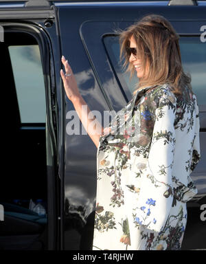 West Palm Beach, Floride, USA. 18 avril, 2019. Le président américain, Donald Trump, avec son épouse, Première Dame Melania Trump greet partisans qu'ils arrivent sur l'Air Force One à l'Aéroport International de Palm Beach pour passer des week-end de Pâques à Mar-a-Lago resort , un peu plus tôt dans la journée Trump déclaré la victoire après la sortie de l'Mueller Rapport. Également à bord était Mick Mulvaney Directeur de l'Office of Management and Budget, Maison Blanche procureur Pat Cipollone et Daniel Scavino Jr. la Maison Blanche Directeur des Médias sociaux le 18 avril 2019 à West Palm Beach, en Floride. People : Le président Donald Trump, Banque D'Images