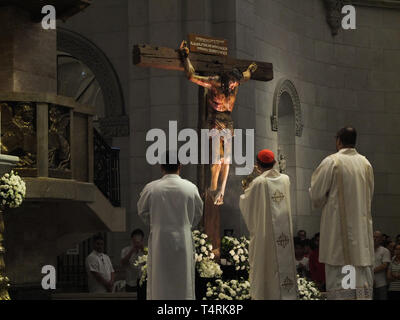 Le Cardinal Archevêque de Manille Luis Antonio Tagle vu l'utilisation de l'encens à la réplique d'un Christ Crucifié pendant la procession. Lavage des pieds est un droit religieux observé par les catholiques, c'est une forme de commandement de Jésus Christ que nous devrions imiter son humilité d'amour alors que l'archevêque de Manille, le Cardinal Luis Antonio Tagle lave les pieds des douze jeunes pendant le Jeudi Saint au service religieux dans la Cathédrale de Manille Manille. Banque D'Images