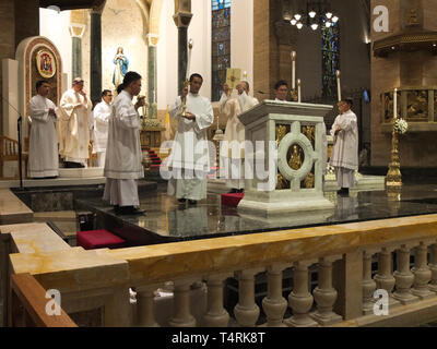 La Cathédrale de Manille, Chevaliers de l'autel vu préparer pendant la procession. Lavage des pieds est un droit religieux observé par les catholiques, c'est une forme de commandement de Jésus Christ que nous devrions imiter son humilité d'amour alors que l'archevêque de Manille, le Cardinal Luis Antonio Tagle lave les pieds des douze jeunes pendant le Jeudi Saint au service religieux dans la Cathédrale de Manille Manille. Banque D'Images