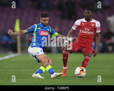 Naples, Italie. 18 avr, 2019. L'arsenal Ainsley Maitland-Niles (R) rivalise avec Napoli's Lorenzo insigne au cours de l'UEFA Europa League en quart de seconde jambe match de foot entre Naples et Arsenal dans Napoli, Italie, 18 avril 2019. Napoli a perdu 0-1. Credit : Alberto Lingria/Xinhua/Alamy Live News Banque D'Images