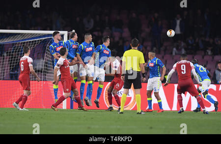 Naples, Italie. 18 avr, 2019. Alexandre Lacazette d'Arsenal (2e R) scores au cours du deuxième quart de l'UEFA Europa League football match de jambe entre Naples et Arsenal dans Napoli, Italie, 18 avril 2019. Napoli a perdu 0-1. Credit : Alberto Lingria/Xinhua/Alamy Live News Banque D'Images