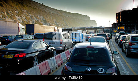 Dover, Royaume-Uni. Apr 19, 2019. Vendredi de Pâques en amoureux, fort volume de trafic passant par le biais de Douvres à Calais, de longues files d'attente aux postes de contrôle des passeports français, ce qui entraîne des retards pour les passagers monter à leur réserver ferry. Compagnie de traversiers de passagers demandant de permettre le double de la durée normale pour terminer tous les chèques de voyage. Weather sunny mais ciel voilé avec 11 degrés. Banque D'Images