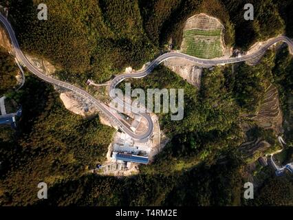 Huoshan. 18 avr, 2019. Photo aérienne prise le 18 avril 2019 montre le passage de la pauvreté le tourisme de montagne Dabieshan Taiyang dans Canton de Huoshan comté, la Chine de l'est la province d'Anhui. Le passage, qui est situé dans la région de Lu'an ville de la Chine de l'est la province de l'Anhui, est de 259 kilomètres de long reliant plusieurs sites pittoresques dans Huoshan 1799 Qi Men et comtés. Il est devenu un moyen d'alléger la pauvreté des populations locales. Credit : Liu Junxi/Xinhua/Alamy Live News Banque D'Images