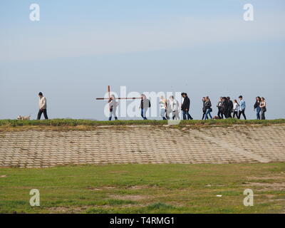 Minster sur mer, Kent, UK. 19 avril 2018. La procession du Vendredi Saint : Saint Catholique Romaine et l'église Sainte Elisabeth Henry de Sheerness marche une croix en bois de la ville de Sheerness au village de Minster sur mer (une distance d'un peu plus de 2 milles), qui prendra fin dans une bonne cérémonie vendredi au sommet de la Glen, un des points les plus élevés sur l'île de Sheppey. Credit : James Bell/Alamy Live News Banque D'Images