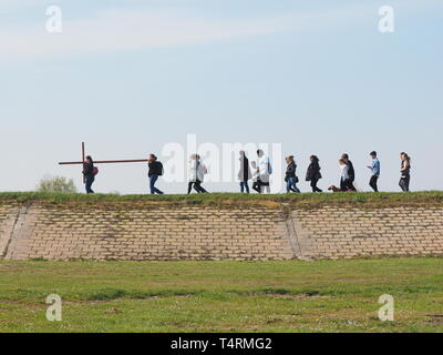 Minster sur mer, Kent, UK. 19 avril 2018. La procession du Vendredi Saint : Saint Catholique Romaine et l'église Sainte Elisabeth Henry de Sheerness marche une croix en bois de la ville de Sheerness au village de Minster sur mer (une distance d'un peu plus de 2 milles), qui prendra fin dans une bonne cérémonie vendredi au sommet de la Glen, un des points les plus élevés sur l'île de Sheppey. Credit : James Bell/Alamy Live News Banque D'Images