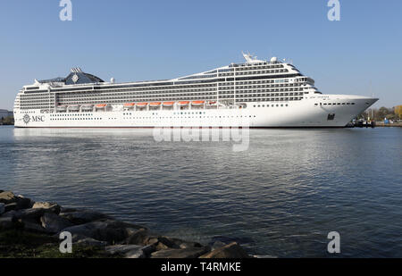 19 avril 2019, Mecklembourg-Poméranie-Occidentale, Warnemünde : le "MSC Poesia', le premier bateau de croisière de la nouvelle saison, s'est amarré au quai du passager. Les 293 mètres de long bateau peut accueillir jusqu'à 4000 passagers et membres d'équipage. Cette année, 41 navires sont attendus à quai ici près de 200 fois. Photo : Bernd Wüstneck/dpa Banque D'Images