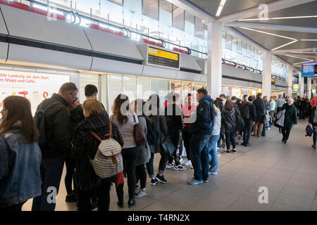 Berlin, Allemagne. Apr 19, 2019. Les voyageurs sont debout dans le terminal à l'aéroport de Tegel en attente dans une longue file d'attente pour le check-in. Crédit : Paul Zinken/dpa/Alamy Live News Banque D'Images