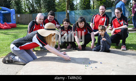 Crawley Sussex, UK. Apr 19, 2019. Donna Davies, de la Baie de Swansea tireurs d'lors du Championnat de billes tenue au Greyhound pub à Tinsley Green près de Crawley dans le Sussex . L'événement annuel a eu lieu le vendredi saint chaque année depuis les années 1930 et est ouvert aux joueurs du monde entier Crédit : Simon Dack/Alamy Live News Banque D'Images