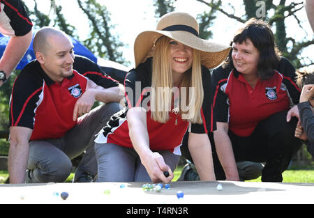 Crawley Sussex, UK. Apr 19, 2019. Donna Davies, de la Baie de Swansea tireurs d'lors du Championnat de billes tenue au Greyhound pub à Tinsley Green près de Crawley dans le Sussex . L'événement annuel a eu lieu le vendredi saint chaque année depuis les années 1930 et est ouvert aux joueurs du monde entier Crédit : Simon Dack/Alamy Live News Banque D'Images