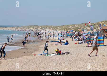 Le carrossage, East Sussex, UK. Apr 19, 2019. Une chaude et ensoleillée pour commencer les vacances de la météo sur la côte sud-est avec des températures devrait dépasser 24c dans certaines parties du pays. Camber Sands dans l'East Sussex est pleine de gens profitant de la belle journée. Crédit : Paul Lawrenson, 2019 Crédit photo : Paul Lawrenson/Alamy Live News Banque D'Images