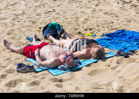 Bournemouth, Dorset, UK. Apr 19, 2019. UK : météo chaude et ensoleillée comme vsitors chef de la mer pour profiter de la météo à Bournemouth les plages pour les vacances de Pâques et d'obtenir des plages bondées. Credit : Carolyn Jenkins/Alamy Live News Banque D'Images