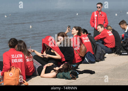 Danseurs italiens à Blackpool, Lancashire. 19 avril 2019. Météo britannique. La troupe de danse latine XS prend une pause, prévisions d'été sizzler comme temps chaud prévu sur la côte de Fylde. Le soleil commence à la journée avec des températures qui devraient atteindre 20 c + dans le nord-ouest au début des vacances de Pâques du printemps. On peut s'attendre à ce que de la chaleur soit générée ce week-end, l'Angleterre et le Pays de Galles voyant le meilleur du soleil. Les météorologues du bureau de met disent que la chaleur stupéfiante d'avril sera encouragée par un soleil glorieux. Crédit: MediaWorldImages/AlamyLiveNews Banque D'Images