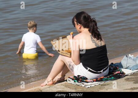 Blackpool, Lancashire. 19 avril, 2019. Météo britannique. Summer sizzler prévision que de temps chaud attendue sur la côte de Fylde. Pour commencer la journée ensoleillée avec des températures devrait atteindre 20c  + dans le nord-ouest, au début du printemps Vacances de Pâques. La chaleur peut s'attendre ce week-end, avec l'Angleterre et Pays de Galles voir le meilleur de l'ensoleillement. Met Office les météorologues disent l'incroyable chaleur Avril sera favorisée par un soleil radieux. /AlamyLiveNews MediaWorldImages Crédit : Banque D'Images